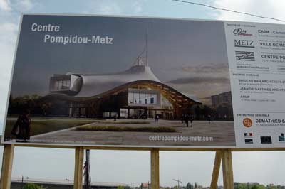 panneau de chantier du centre pompidou de metz gros plan