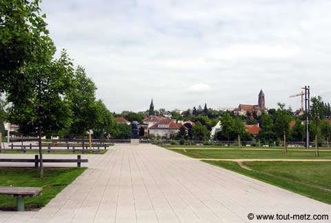Parc de la Seille à Metz parvis des arenes 1