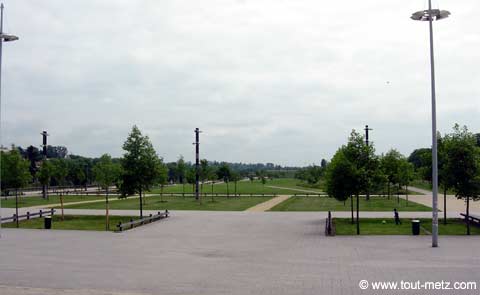 Parc de la Seille à Metz parvis des arenes 2