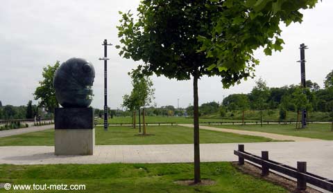 Parc de la Seille à Metz parvis des arenes 3