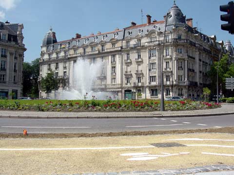 Piste cyclable place raymond mondon